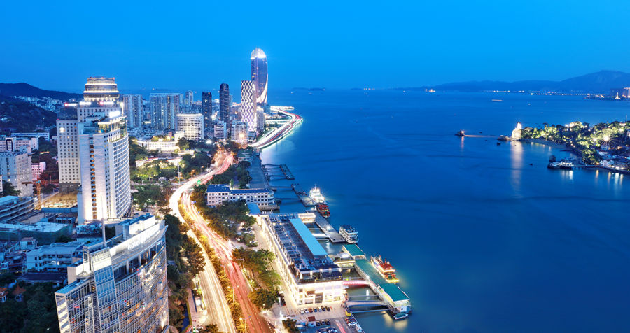 廈門(mén)環(huán)島路夜色,。（廈門(mén)日?qǐng)?bào) 王火炎 攝）