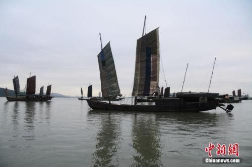 資料圖:蘇州光福鎮(zhèn)太湖漁港村太湖岸邊,,一艘艘漁船沐浴著朝陽駛向湖心,。 周古凱 攝 中國百強城市排行榜發(fā)布:前10位連續(xù)三年不變