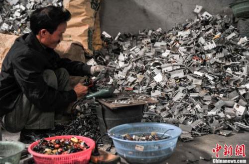 資料圖：2013年4月8日,，廣東汕頭貴嶼鎮(zhèn)上一名工人正在分揀電子元件。中新社發(fā) 洪堅鵬 攝