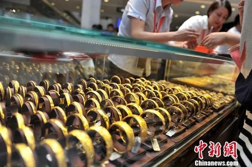 資料圖：黃金飾品,。中新社記者 呂明 攝