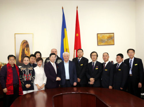 1,、烏克蘭首任總統(tǒng),、武裝部隊(duì)總司令親切接見中國文化藝術(shù)·商務(wù)之旅代表團(tuán).jpg