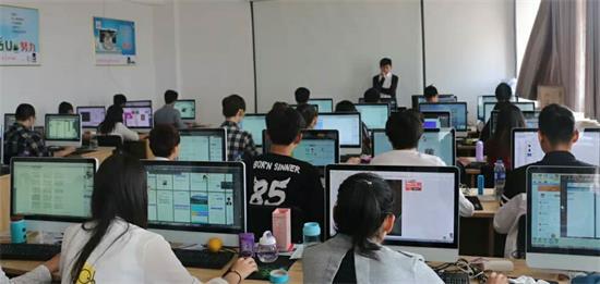 助學(xué)愛心——申清女士捐資助學(xué)被稱為“愛心天使”