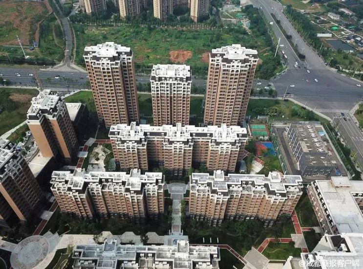 樓頂現(xiàn)違建 開發(fā)商,、業(yè)主:不是我修的
