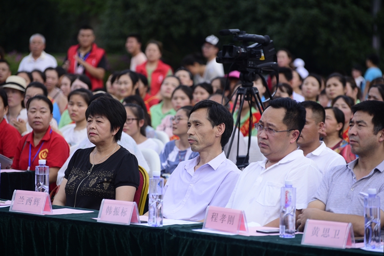 阜陽市文明之光志愿者協(xié)會“圓夢助學(xué)”公益晚會隆重舉行