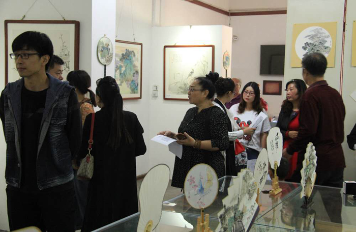 慶中秋. 迎國慶,、李愛菊師生國畫作品展