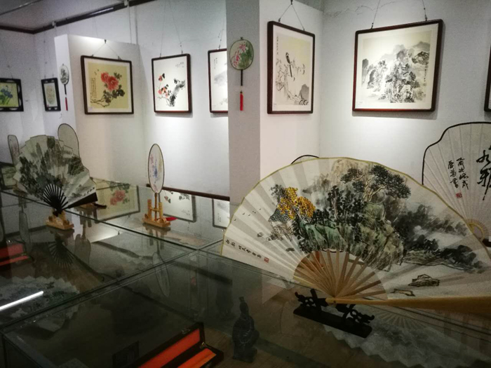 慶中秋. 迎國慶、李愛菊師生國畫作品展