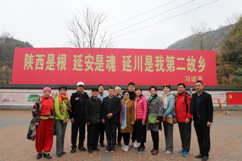 CCTⅤ欄目運營總監(jiān)劉嘉有,，帶隊紅色經(jīng)典輕騎兵藝術(shù)團延安行