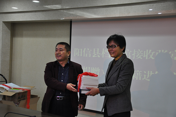《作家報(bào)》總編張富英向家鄉(xiāng)山東陽(yáng)信捐贈(zèng)文學(xué)書籍