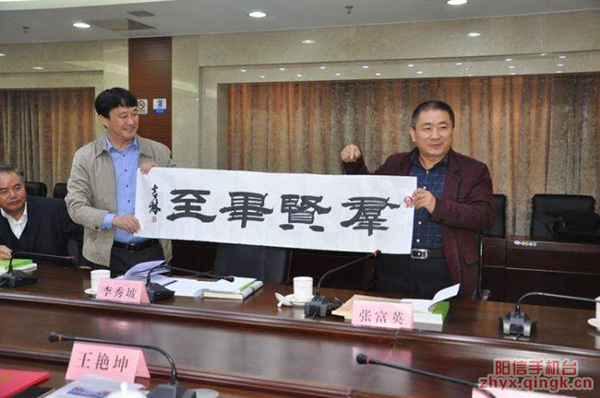 《作家報(bào)》總編張富英向家鄉(xiāng)山東陽(yáng)信捐贈(zèng)文學(xué)書籍