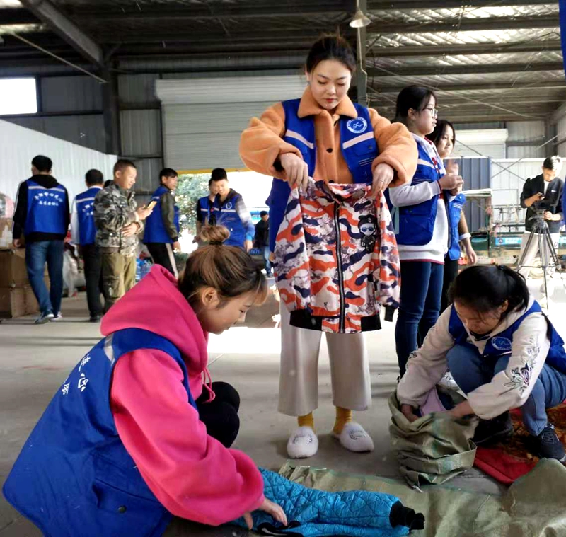 萬(wàn)里送溫暖 衣舊傳真情