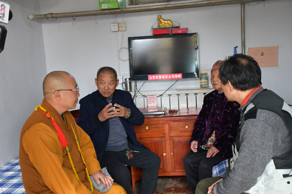 315記者攝影家網(wǎng)主編靳新國一行走進(jìn)山東淄博洪山鎮(zhèn)敬老院