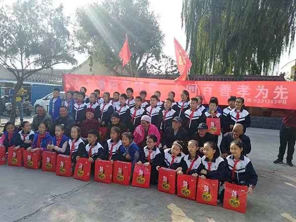 315記者攝影家網(wǎng)主編靳新國一行走進(jìn)山東淄博洪山鎮(zhèn)敬老院