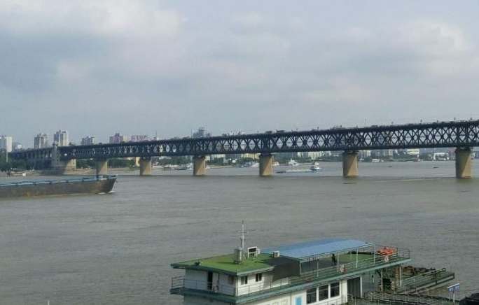 中國將8800噸的武漢大橋旋轉(zhuǎn)81度，老外:“在西方根本不可能!