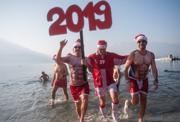看著都哆嗦,！世界各地民眾“跳水”迎新年
