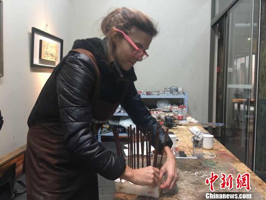 法國(guó)藝術(shù)家福州拜師學(xué)漆藝：開啟“漆彩人生”