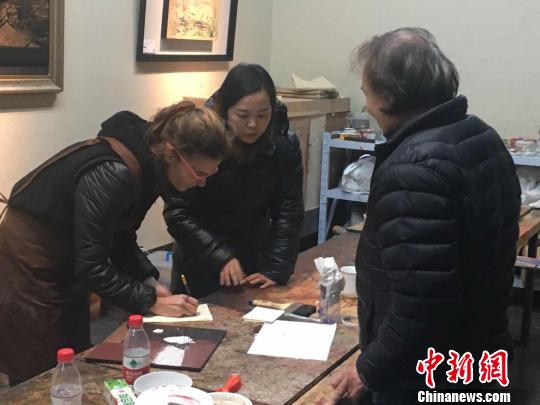 法國(guó)藝術(shù)家福州拜師學(xué)漆藝：開啟“漆彩人生”