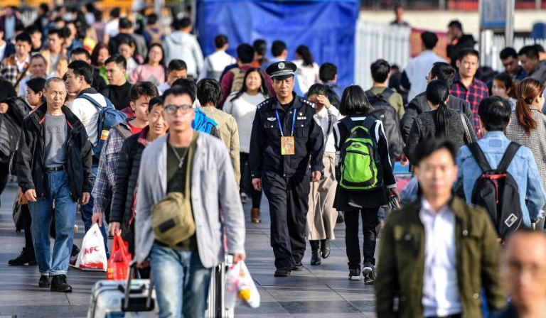 31載春運(yùn) 老鐵警退休前站好最后一班崗