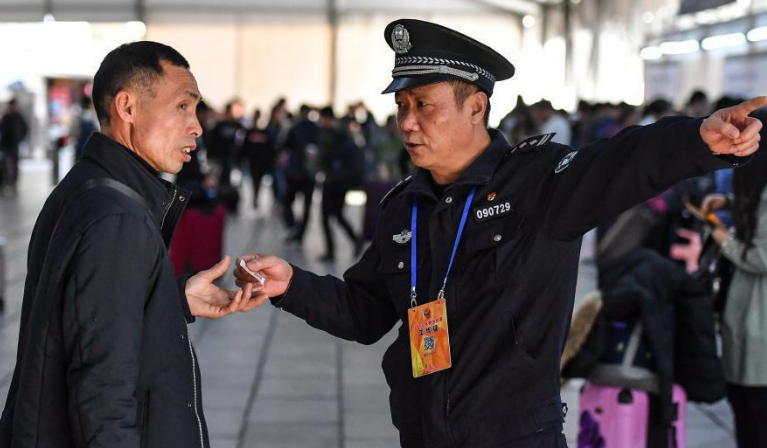 31載春運(yùn) 老鐵警退休前站好最后一班崗