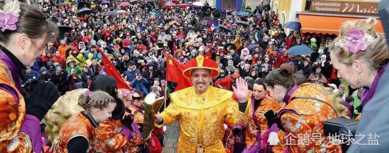 德國(guó)小鎮(zhèn)每年也要過年！選一人當(dāng)皇帝,，稱自己是中國(guó)人很驕傲,！