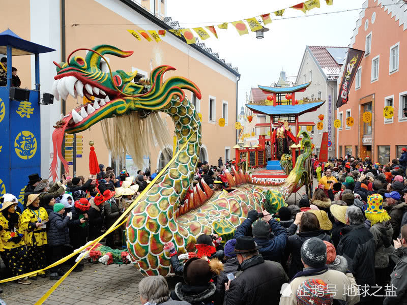 德國(guó)小鎮(zhèn)每年也要過年！選一人當(dāng)皇帝,，稱自己是中國(guó)人很驕傲,！