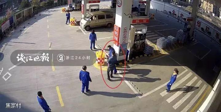 杭州男子加完油抽煙，工作人員抄起滅火器沖他一頓狂噴,！這下鬧大了
