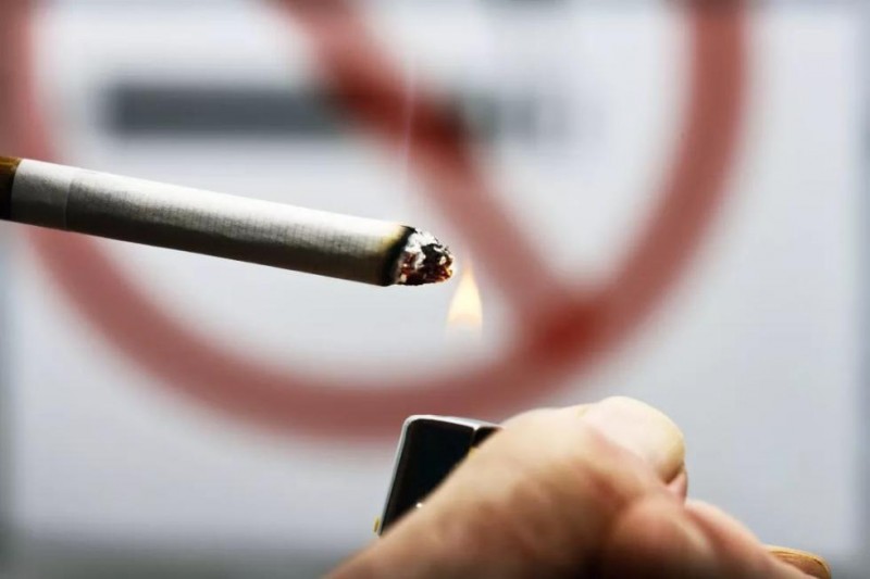 杭州男子加完油抽煙,，工作人員抄起滅火器沖他一頓狂噴！這下鬧大了
