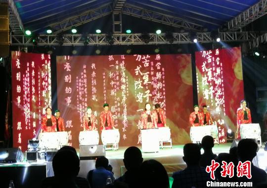 “五一”文藝匯演走進中建四局項目工地 逾百工友參演 郭軍 攝 “五一”文藝匯演走進中建四局項目工地 逾百工友參演 郭軍 攝