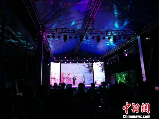 “五一”文藝匯演走進中建四局項目工地 逾百工友參演 郭軍 攝 “五一”文藝匯演走進中建四局項目工地 逾百工友參演 郭軍 攝
