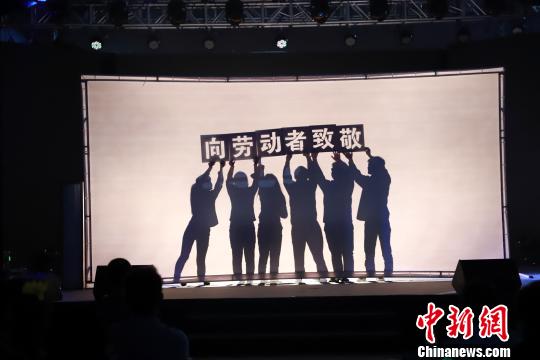 “五一”文藝匯演走進建筑工地逾百工友參演
