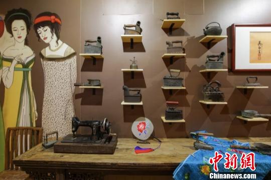 館內陳列的熨斗等展品。 穎怡 攝 館內陳列的熨斗等展品,。 穎怡 攝