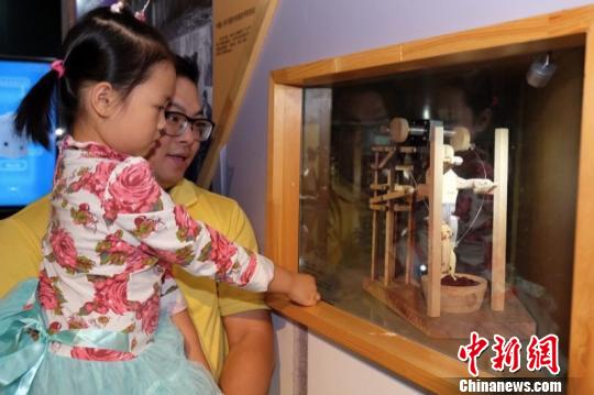 家長帶著小朋友參觀洗衣世界文化博物館,。 穎怡 攝 家長帶著小朋友參觀洗衣世界文化博物館。 穎怡 攝