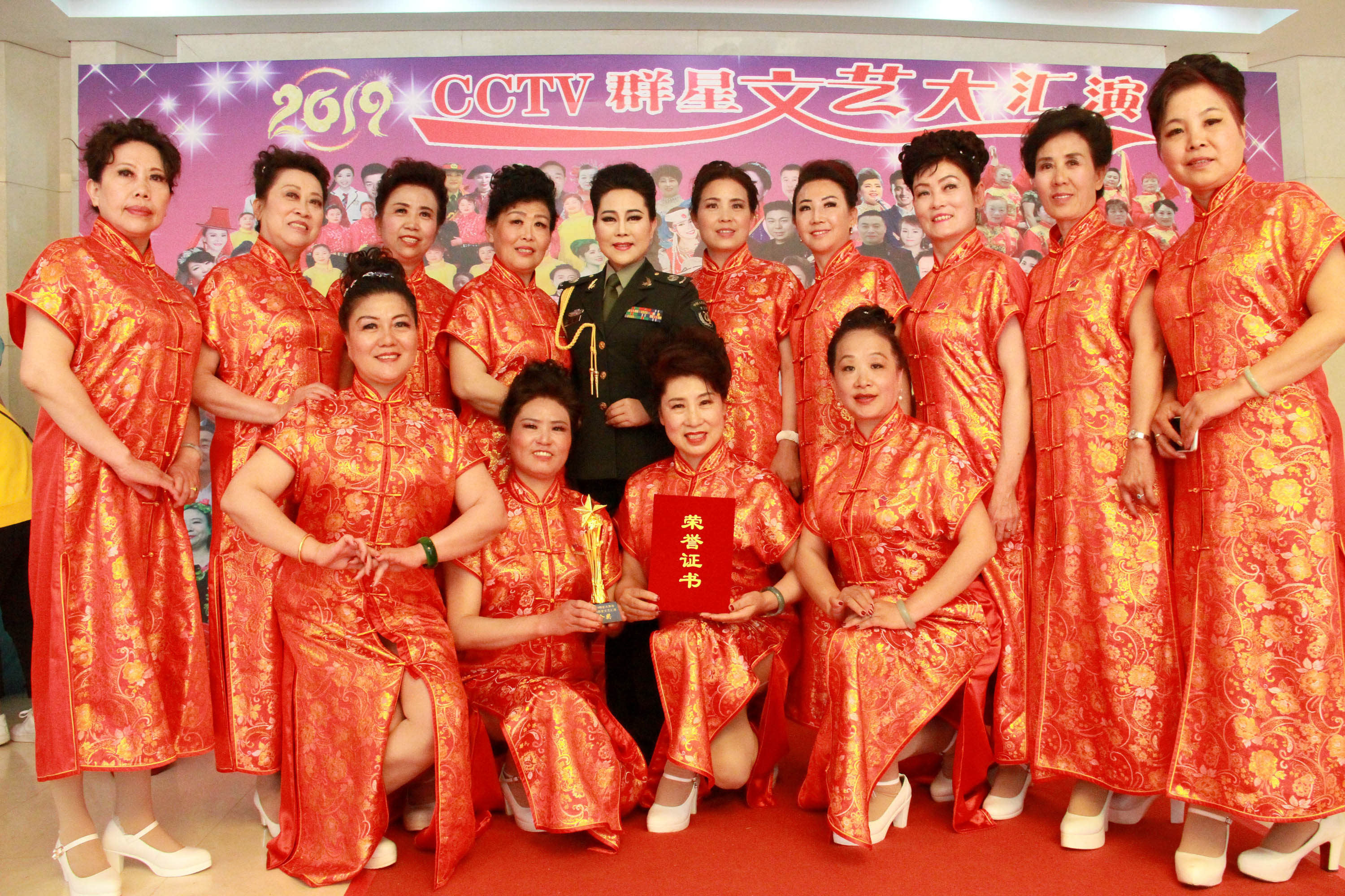 “明星大舞臺，歌唱新時代,，踐行中國夢”群星匯演亮相中央電視臺星光影視園