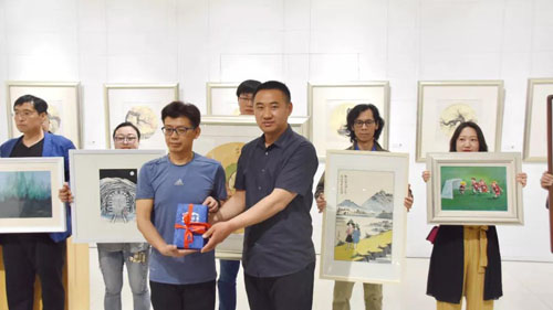 06參展畫家為美術(shù)博物館贈送作品.jpg