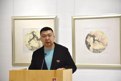 01煙臺美術(shù)博物館館長張碩主持開幕式.jpg