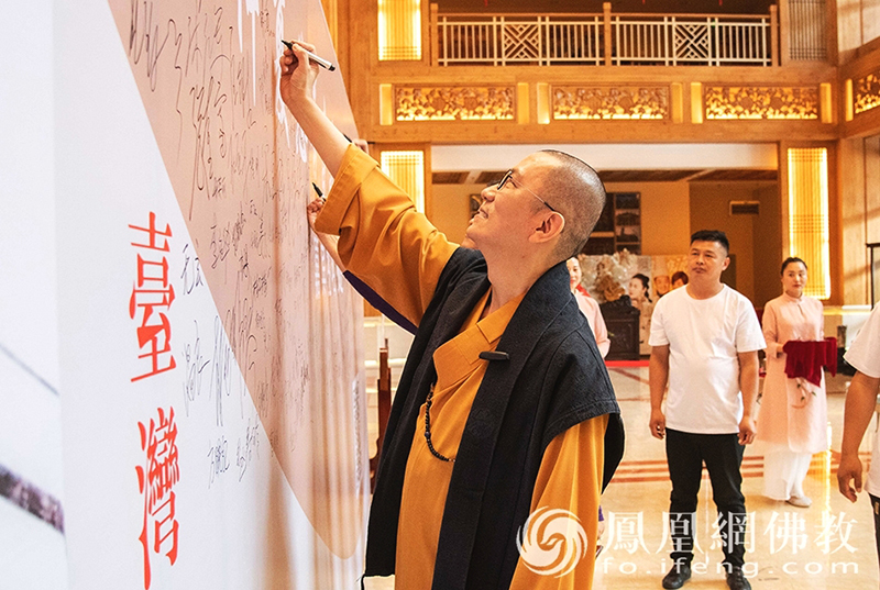 臺(tái)灣明海法師佛曲音樂(lè)會(huì) 千人會(huì)場(chǎng)座無(wú)虛席