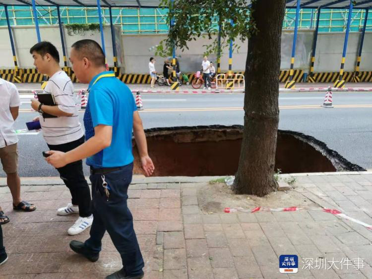 路口路面塌陷,，深圳一公交車陷入深坑,，事發(fā)時(shí)有一車乘客 