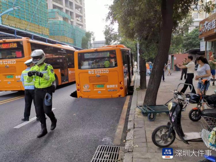 路口路面塌陷,，深圳一公交車陷入深坑,，事發(fā)時(shí)有一車乘客 