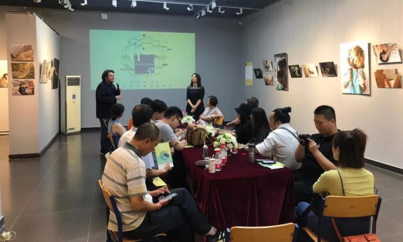 “日?！薄型馇嗄陻z影師聯(lián)展在京開展