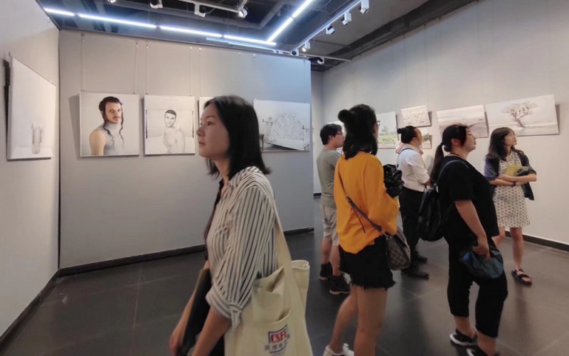 “日?！薄型馇嗄陻z影師聯(lián)展在京開展