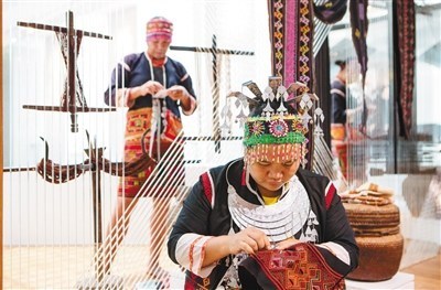 非遺傳承人王亞菊在省博展示黎族刺繡。本報記者 宋國強(qiáng) 攝