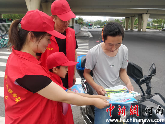 志愿者們?yōu)檫^往行人發(fā)放綠色出行宣傳單。連柏梁 攝 志愿者們?yōu)檫^往行人發(fā)放綠色出行宣傳單,。連柏梁 攝