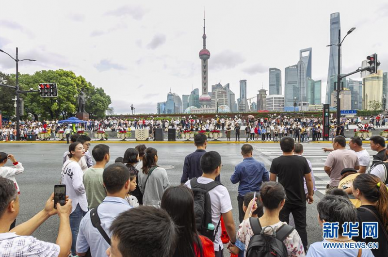 10月2日,，市民游客前往外灘觀光游覽。 當日是國慶長假第二天,，市民游客紛紛來到上海市著名景點觀光游覽,。 新華社發(fā) （王翔 攝）