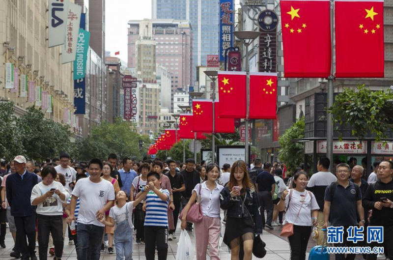 10月2日,，市民游客在南京路步行街觀光游覽。 當日是國慶長假第二天,，市民游客紛紛來到上海市著名景點觀光游覽,。 新華社發(fā) （王翔 攝）