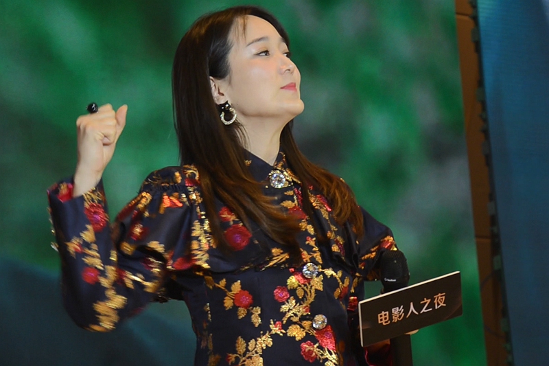 《站??！小偷》劇組亮相金雞百花 鄭云攜主創(chuàng)勁歌熱舞歡樂(lè)開(kāi)場(chǎng)