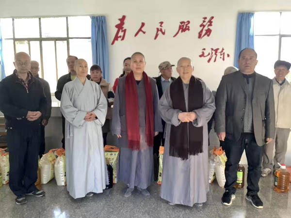 送溫暖獻(xiàn)愛心,、云南宜良靈恩寺幫困結(jié)善緣
