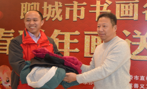 山東聊城市直書(shū)畫(huà)家協(xié)會(huì)在萬(wàn)恒眼科聯(lián)合舉辦“新春送祝?!被顒?dòng)