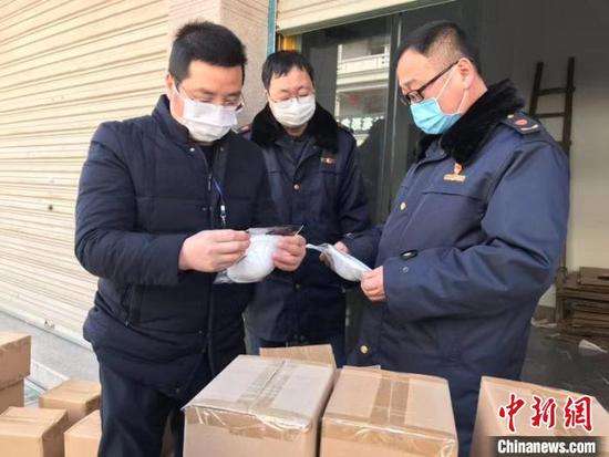 法制日?qǐng)?bào)：斬?cái)鄦栴}口罩制售鏈 從重處罰制假售假