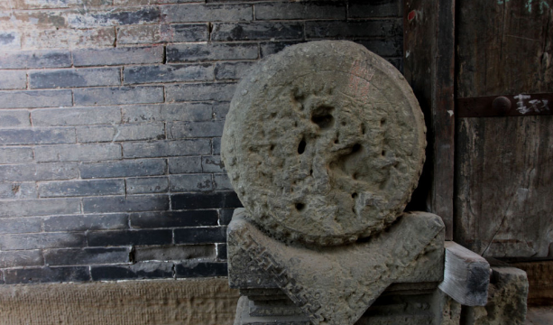 陜北有個(gè)縣城保留著五六十個(gè)窯洞四合院，百姓世代安居百年古窯洞