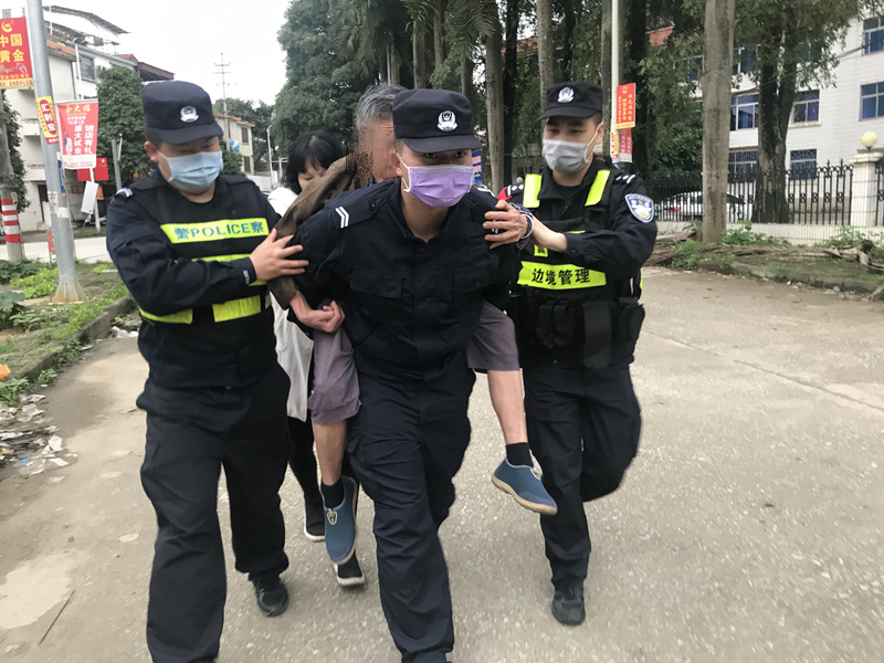 廣西水口邊境派出所及時(shí)救助一名摔倒老人