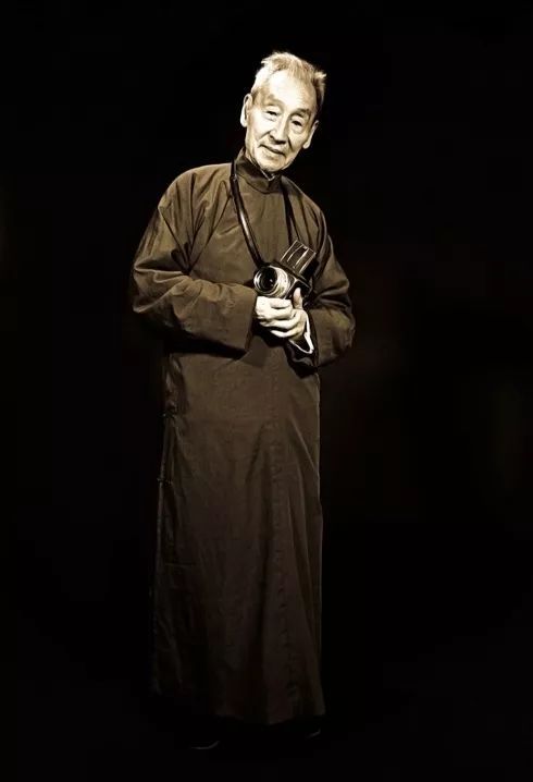 他是中國(guó)第一位攝影記者,，世界十大攝影家之一，103歲登山,，只為拍攝心中的東方美,！ 